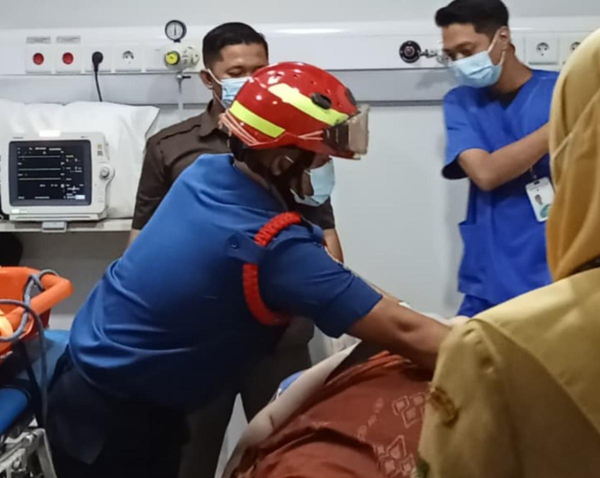 Petugas Dankar Kota Tangerang berhasil mengevakuasi J yang bobot nya 170kg. Foto : Ist