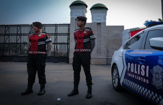 Petugas sedang jaga di pintu masuk Gedung DPR. Foto : Ist