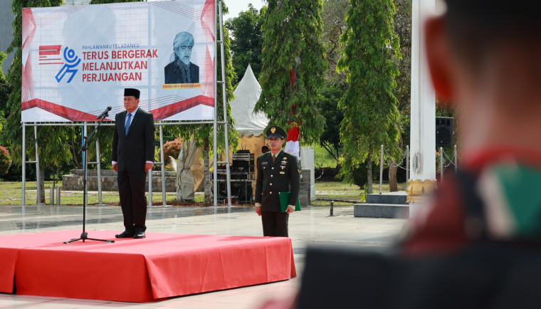 Bupati Tangerang, Moch Maesyal Rasyid, saat menjadi inspektur upacara di Hari Pahlawan Tingkat Kabupaten Tangerang Tahun 2025, di Taman Makam Pahlawan (TMP) Raden Arya Wangsakara, Kecamatan Pagedangan pada Senin (10/11).