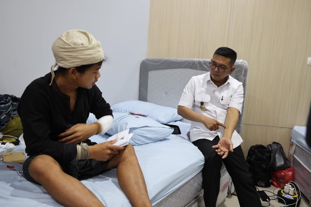 Gubernur Andra Soni saat menjenguk Revan (16), warga Baduy Dalam yang korban rampok. Foto : Humas Pemprov