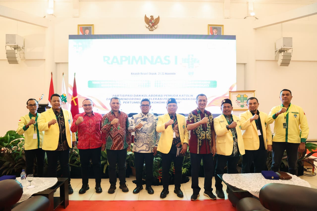 Gubernur Andra Soni (no 5 dari Kanan) saat menghadiri acara Raminas Pemuda Khatolik. Foto : Humas Pemprov