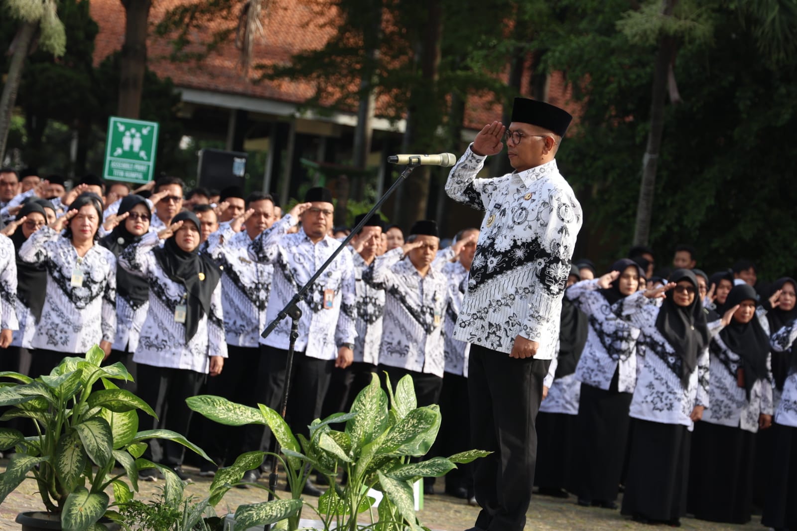 Gubernur Banten, Andra Soni memimpin upacara Hari Guru Nasional, di SMKN 2 Kota Tangerang, Selasa (25/11).