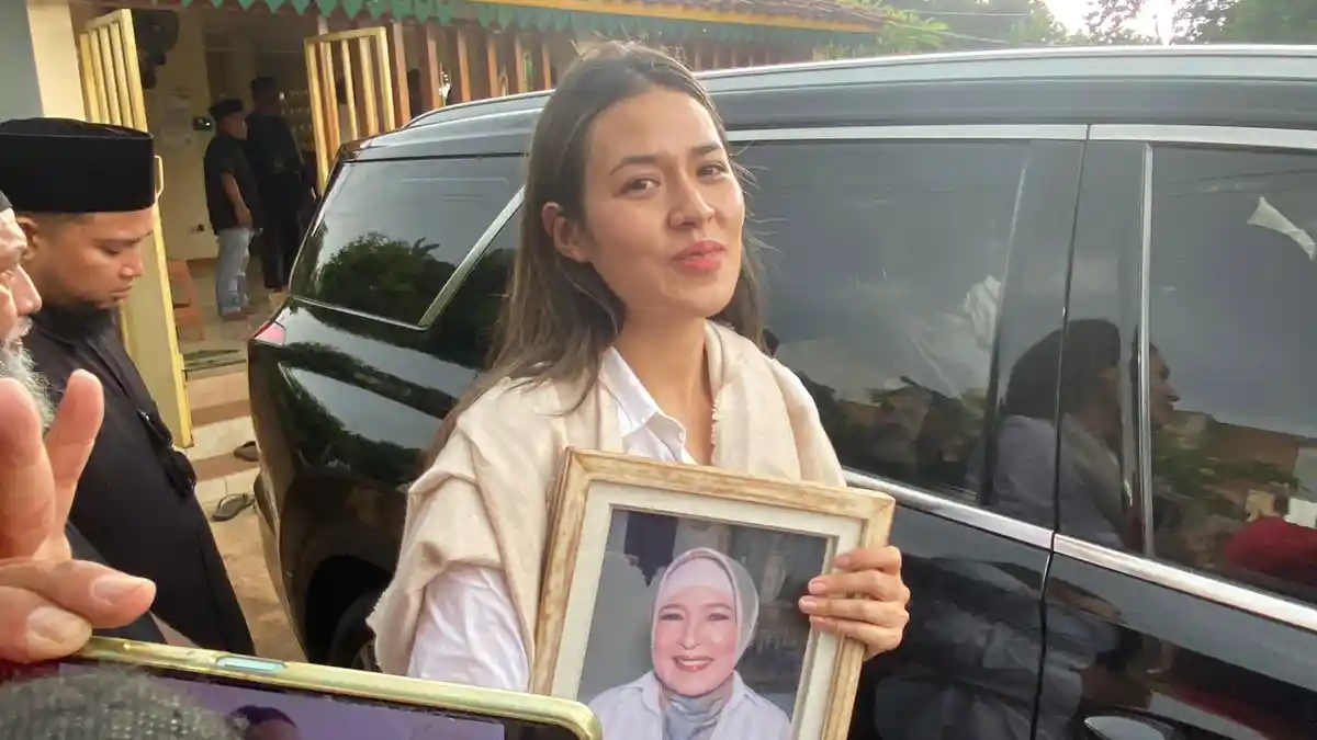 Raisa mengendong foto sang Ibundanya. Foto : Ist