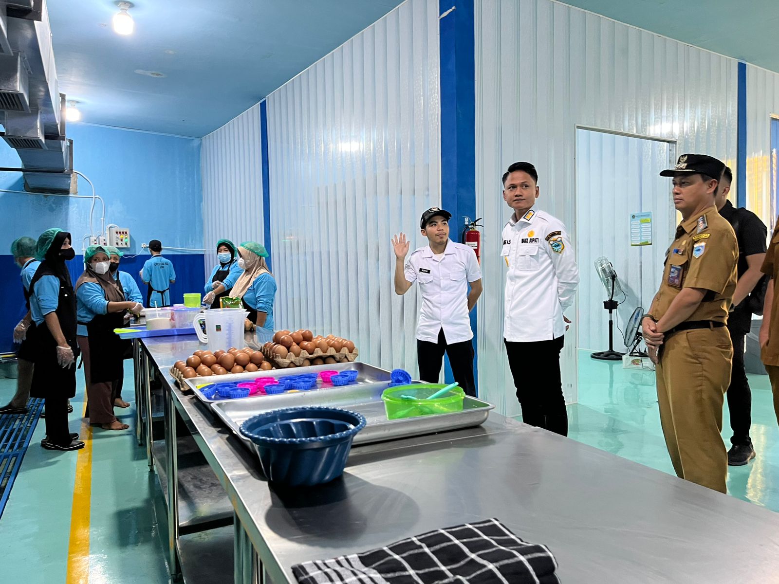 Wakil Bupati Pandeglang, Iing Andri Supriadi, saat meninjau SPPG Selera Rasa Yayasan Hilmatul Madani di Kecamatan Bojong, Senin (17/11/2025).(Istimewa)