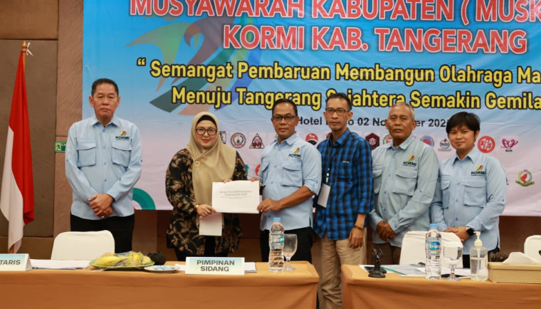 Wakil Bupati (Wabup) Tangerang, Intan Nurul Hikmah (kedua dari kiri) secara simbolis terpilih sebagai Ketua Komite Olahraga Masyarakat Indonesia (KORMI) Kabupaten Tangerang masa bakti 2025-2029.