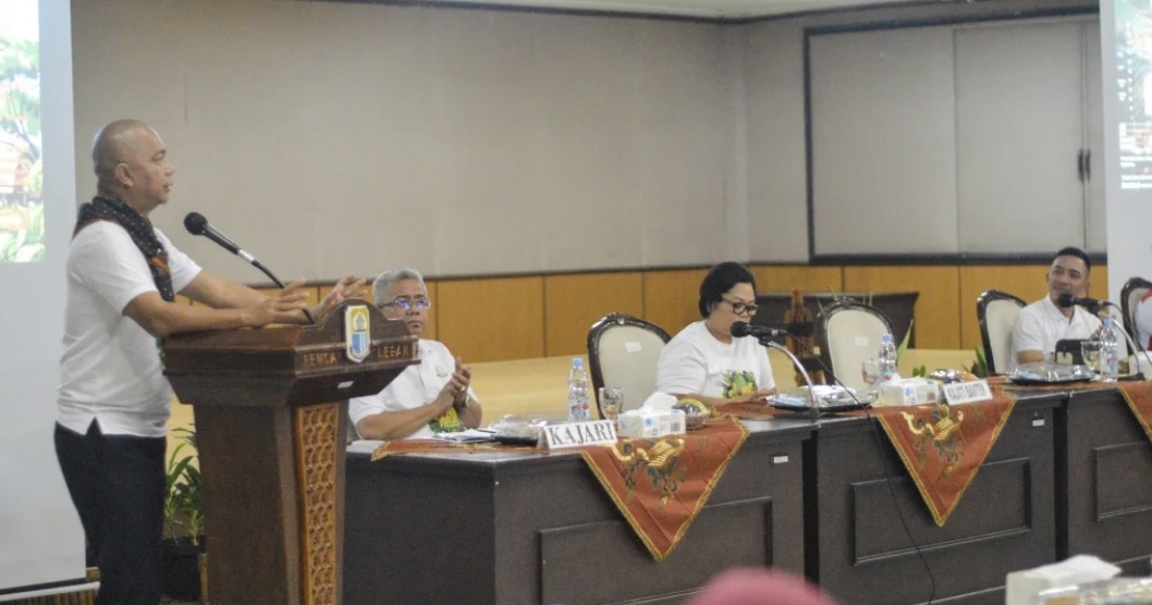 JAM Intelejen Kejaksaan RI Reda Manthovani sedang memberikan pengarahan kepada Kades dan Ketua BPD se Kabupaten Lebak, di di Aula Multatuli Setda Lebak, Sabtu (22/11).