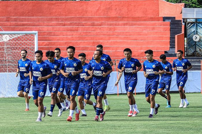 Latihan fisik skuad Semen Padang. Foto : Ist