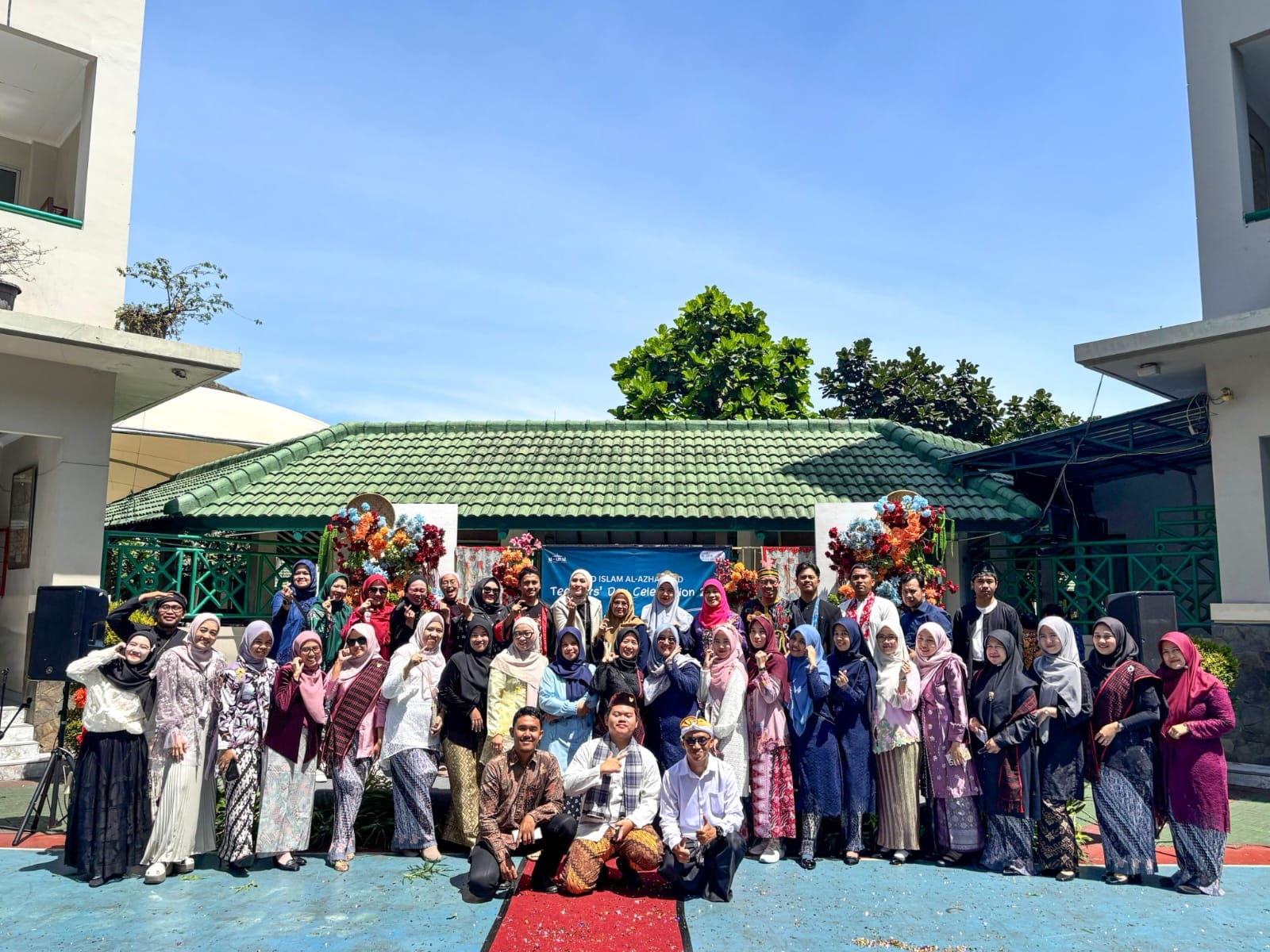 HARI GURU. SD Islam Al Azhar BSD saat memperingati Hari Guru Nasional, Selasa (25/11).