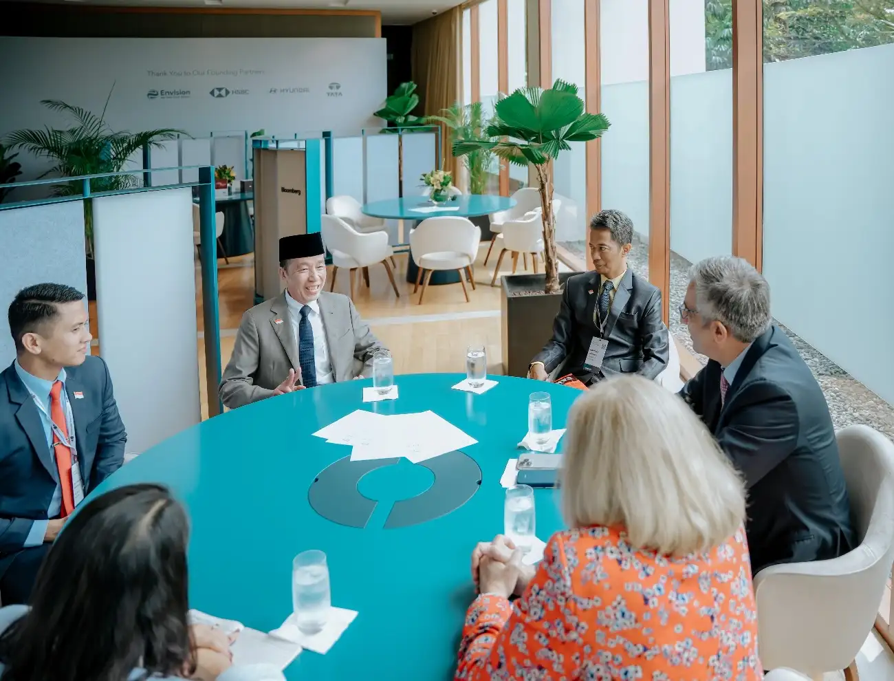Presiden ke-7 RI, Joko Widodo (Jokowi) berbincang dengan Presiden & Chief Executive Officer (CEO) dari Franklin Templeton, Jenny Johnson, di sela-sela agenda Bloomberg New Economy Forum di Singapura. Foto ,: Ist