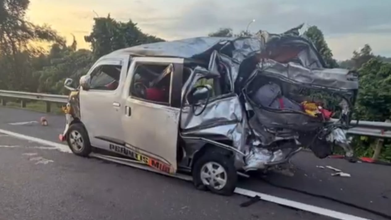 Sapah satu mobil yang terdampak kecelakaan di Tol Cipali yang melibatkan 3 kendaraan pada Selasa (18/11/25). Foto : Ist