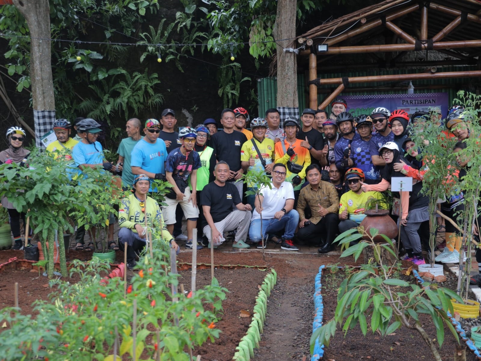 PENGHIJAUAN.  Kegiatan Konservasi dan menanam pohon Partim Musical 3.0 di kawasan Parakan Timur, Pamulang, Sabtu (8/11).