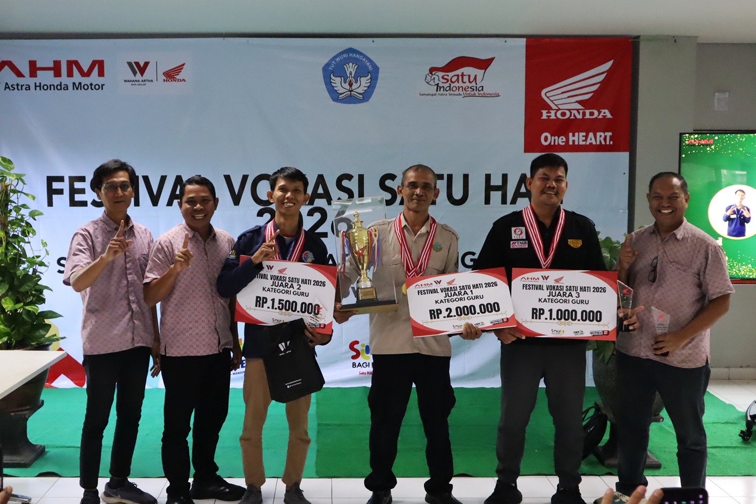 Para pemenang Kontes Guru dan Siswa Tingkat Regional 2026.(ist).