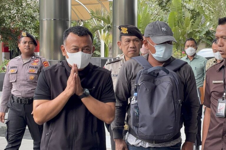 Bupati Ponorogo Sugiri Sancoko saat tiba di KPK pada Sabtu (8/11/2025). Foto : Ist