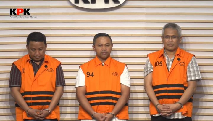 Gubernur Riau Abdul Wahid (tengah) kini menggunakan rompi orange KPK. Foto : Ist