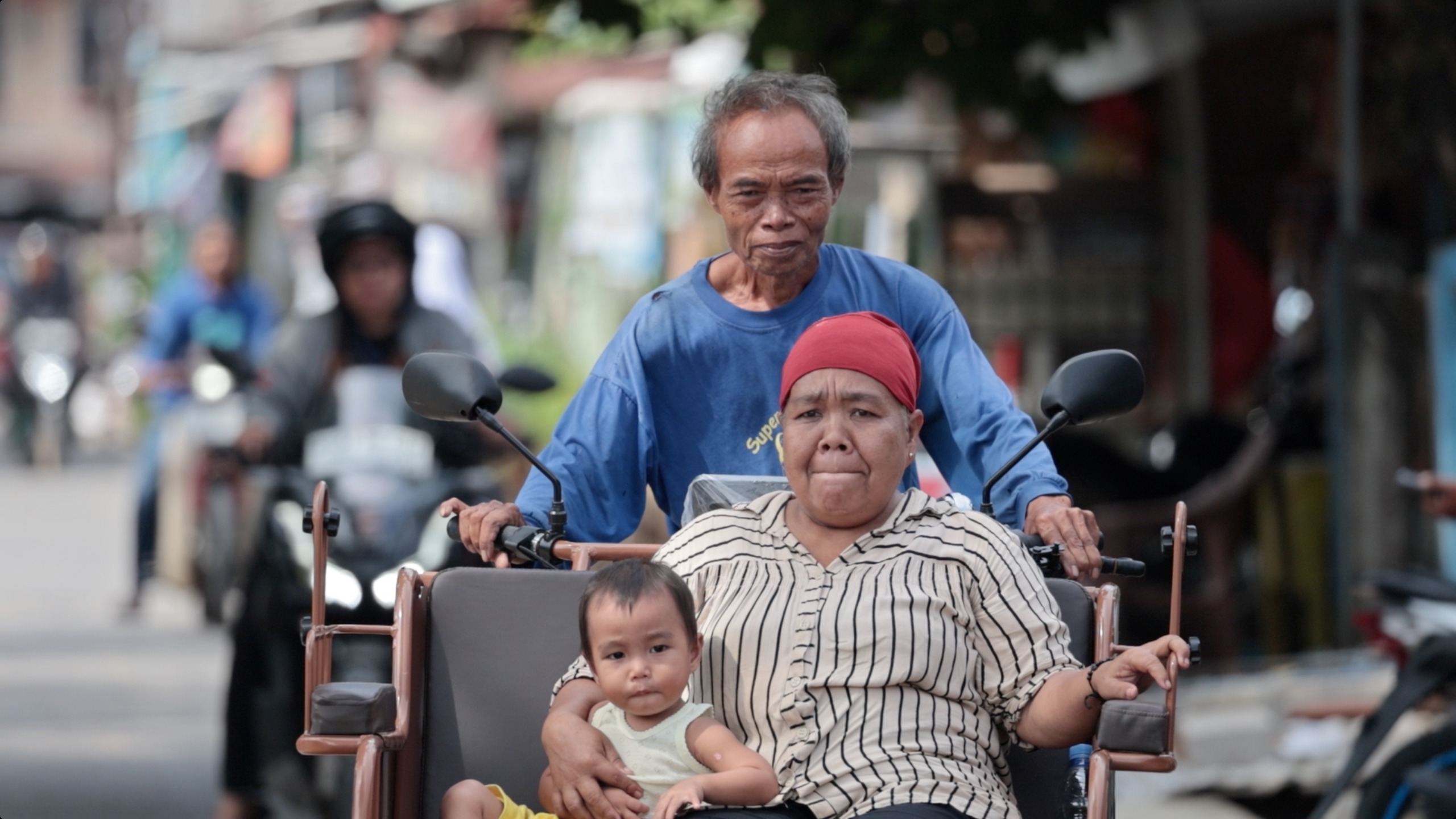 Penarik becak di Tangerang Slamet (70) dan becak listrik bantuan Presiden Prabowo. Foto : Tim Media Presiden