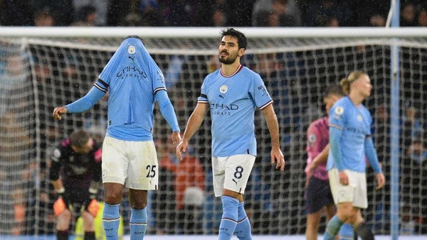 Ekspresi kekecewaan skyad Man City usai kalah dari Bayer Leverkusen 2-0. Foto : Ist