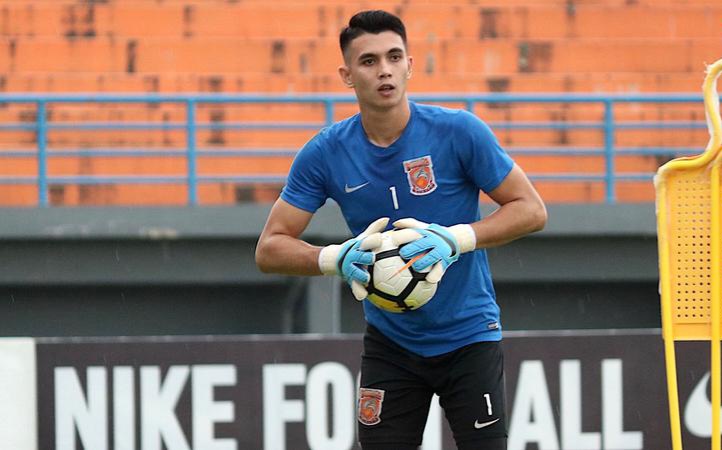 Kiper Borneo FC Nadeo Arga Winata berhasil menggagalkan pinalti skuad Madura United. Foto : Ist