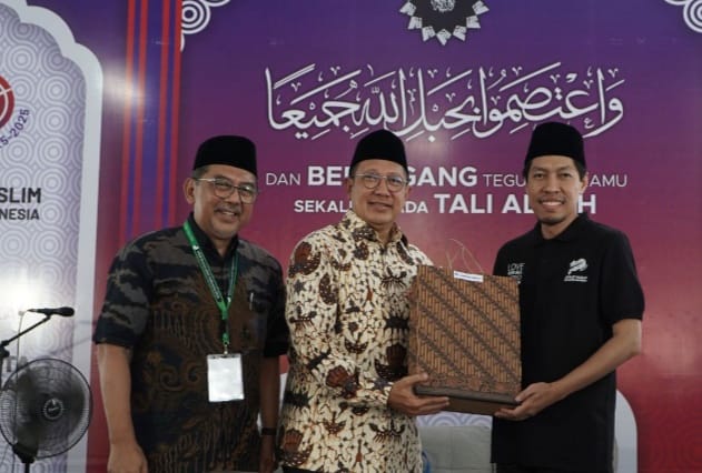 Menteri Agama RI 2014-2019, Lukman Hakim Saifuddin (tengah) usai menjadi pembicara di talkshow Ijtima Nasional Ansarullah JAI.(ist).