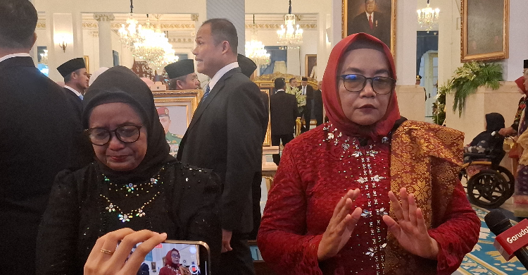 Marsini kakak kandung Marsinah (kanan). Foto : Ist