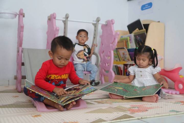 Seorang anak sedang membaca di salah satu Posyandu di Kota Tangerang. Ilustrasi