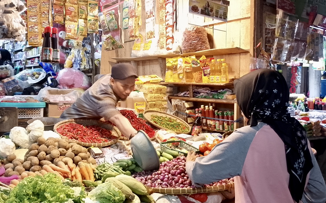 Pedagang sayur dan bumbu dapur di Pasar Badak Pandeglang, sedang melayani pembeli, Rabu (26/11).