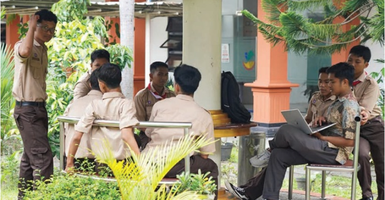 Murid sekolah rakyat sedang diskusi dengan Guru. Foto : Ist