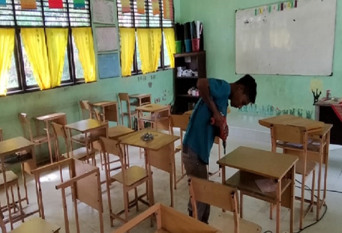Perbaikan bangku dan kursi sekolah. Foto : Ist