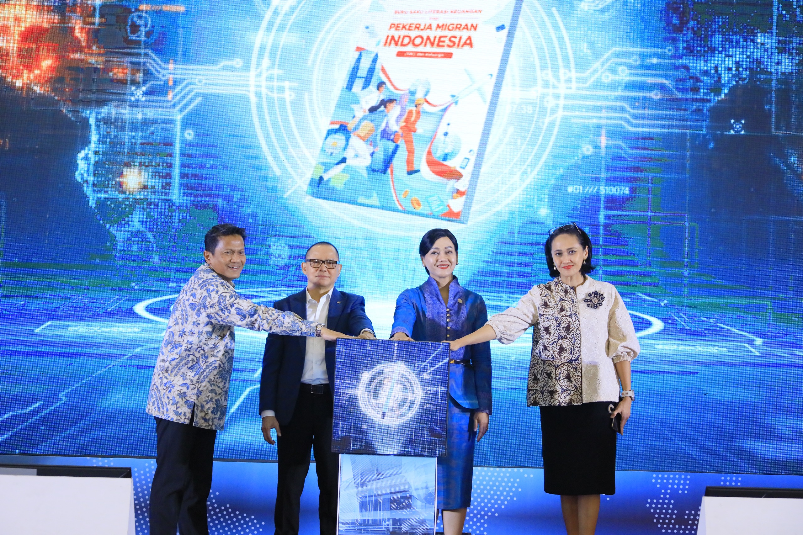 Otoritas Jasa Keuangan meluncurkan Buku Saku Literasi Keuangan bagi Pekerja Migran Indonesia, di Jakarta, Senin (10/11/2025).(Istimewa)