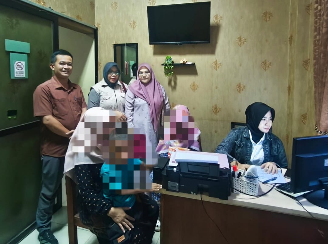 Keluarga bersama korban didampingi kuasa hukumnya sedang melakukan laporan ke Unit PPA Satreskrim Polres Pandeglang, beberapa waktu lalu.