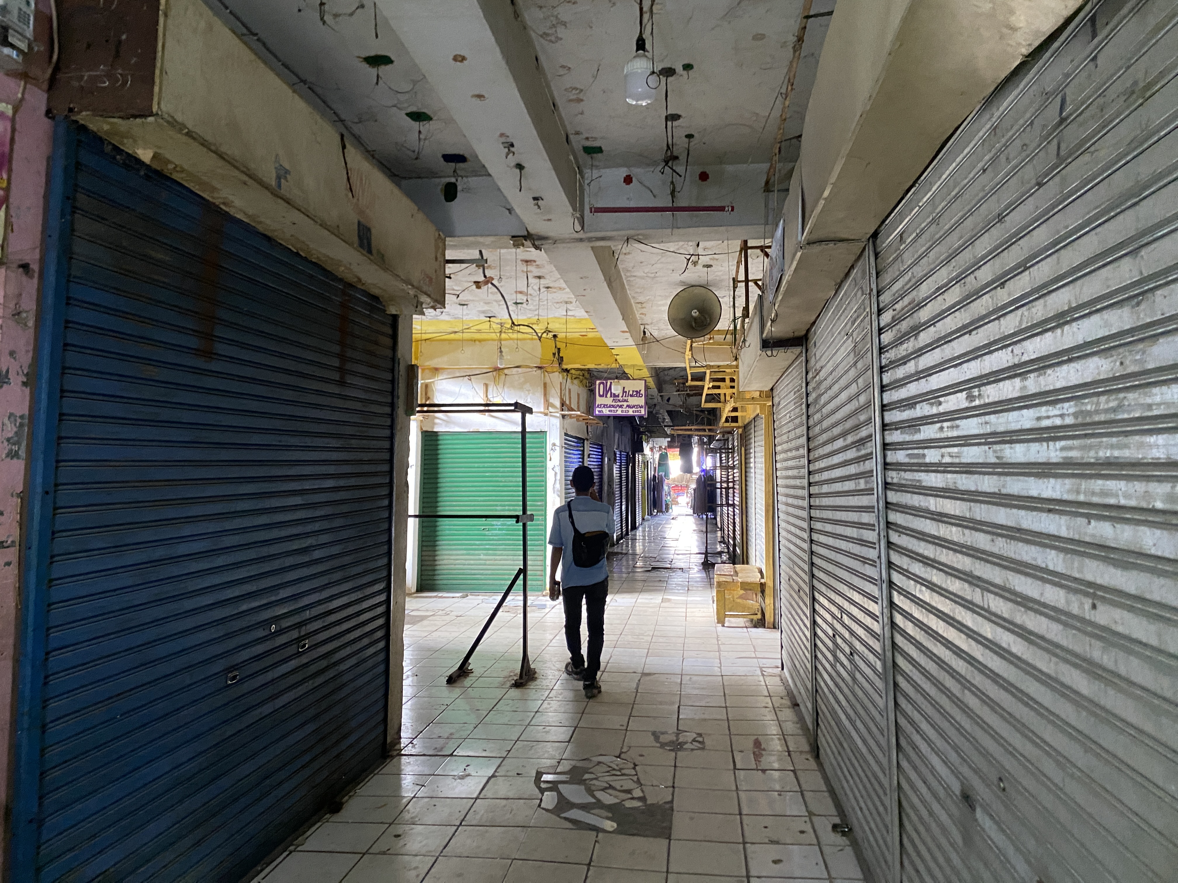 Kondisi kios-kios di Pasar Badak Pandeglang, terpantau banyak yang tutup dan sepi aktivitas pembeli, Selasa (11/11).