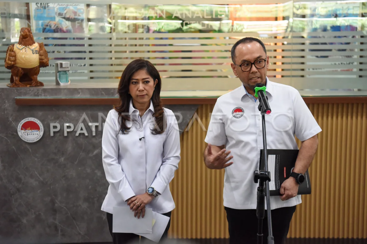 Menteri Komdigi Meutya Hafid  (kiri) dan Kepala PPATK Ivan Yustiavandana (kanan) saat konferensi pers di kantor PPATK. FOTO : ist