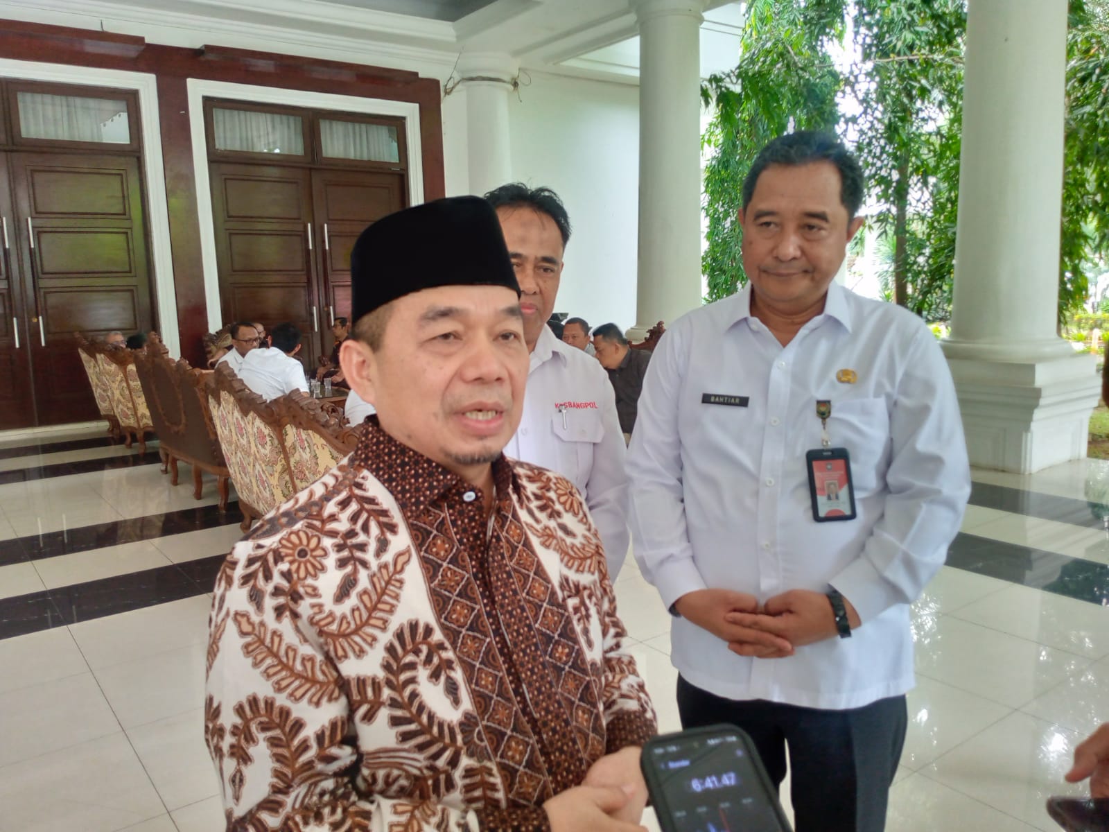 Anggota Komisi II DPR RI, Jazuli Juwaini didampingi Dirjen Politik dan Pemerintahan Umum Kemendagri, Bahtiar menyampaikan keterangan pers di Pendopo Gubernur Banten, di KP3B, Kota Serang, Rabu (5/11/2025).(Ari Supriadi/tangselpos)