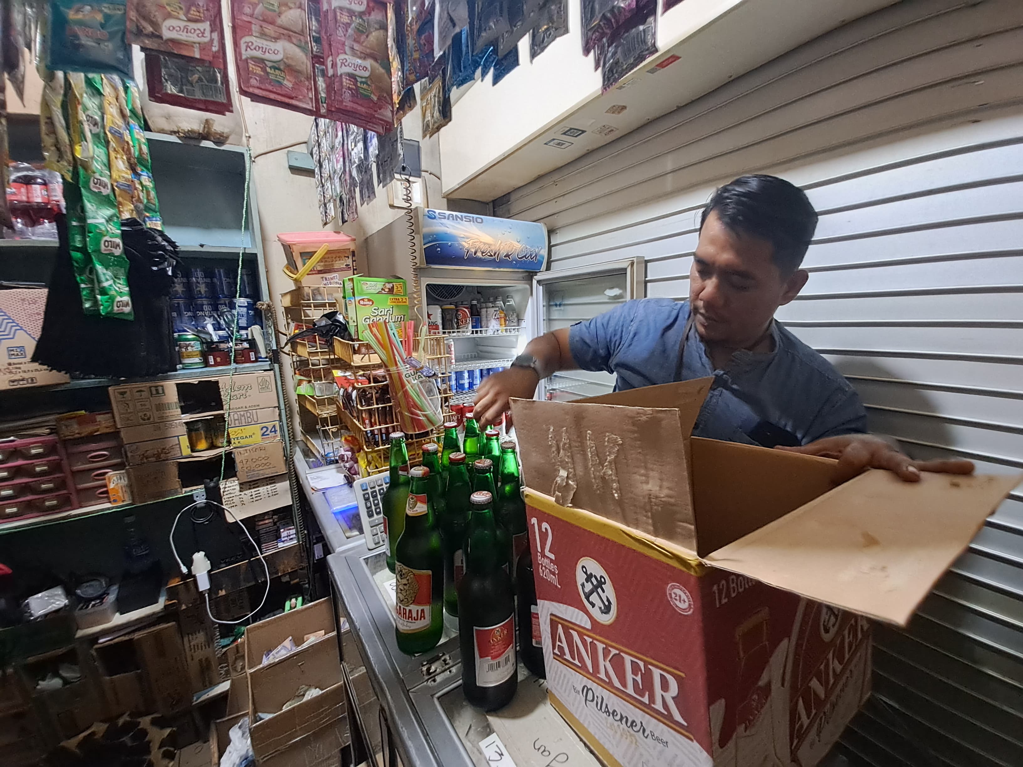 Petugas Satpol PP menyita ribuan botol minol dari warung kelontong di Pondok Aren, Selasa (11/11).