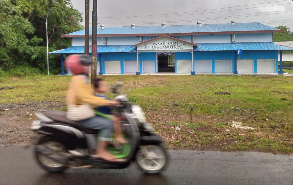 Pengendara sepeda motor melintas di depan Pasar Semi yang berlokasi di Kampung Semi, Desa Narimbang Mulya, Kecamatan Rangkasbitung, Lebak, Selasa (11/11/2025) sore.(Ari Supriadi/tangselpos.id)