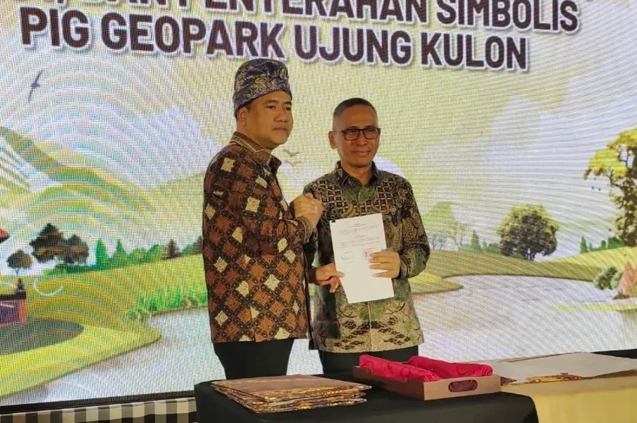 Pj Sekda Pandeglang Aset Rahmat secara simbolis sedang menerima Aset PIG Geopark Ujung Kulon, dari pihak Kementerian ESDM RI, di Bali, beberapa waktu lalu. Foto : Ist