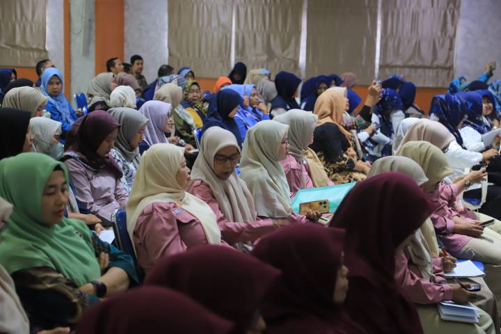 Suasana kegiatan Penguatan Aktivis Perlindungan Perempuan dan Anak, di Aula Al Amanah, Pusat Pemerintahan (Puspem) Kota Tangerang, Selasa (18/11).