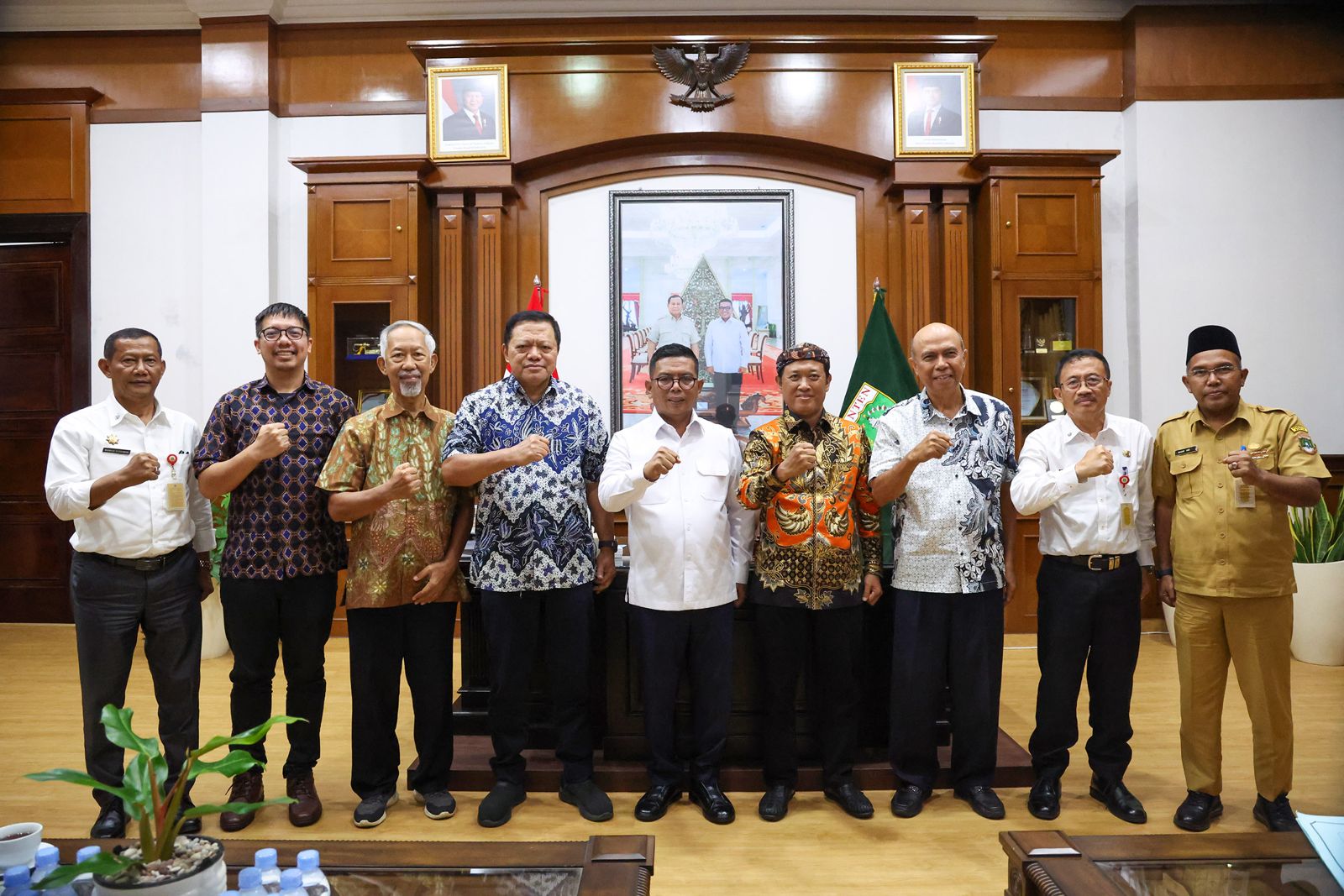 Gubernur Andra Soni (baju putih tengah) Tim Ahli Kedelai. Foto : Ist