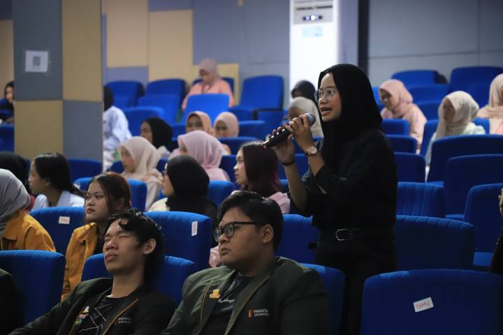 Salah satu peserta bertanya kaitan personal branding pada acara Kejar Mimpi Komunitas Tangerang bersama Wardah bertema ‘Be Your Own Brand: Cantik, Cerdas, dan Siap Tampil’, yang berlangsung di Gedung Seni Budaya Kota Tangerang, kemarin.