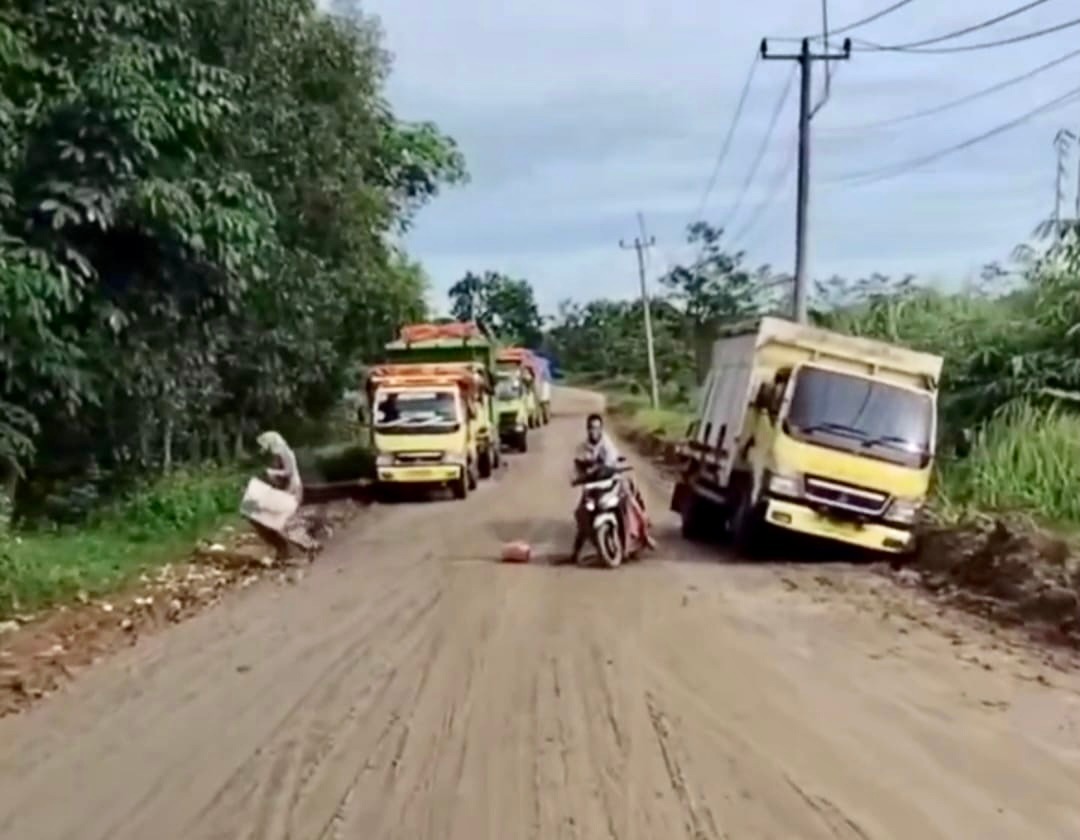 Pengendara roda dua tergelincir di Jalan Curugbitung-Maja, Kabupaten Lebak, akibat jalan dipenuhi oleh tanah lumpur, beberapa waktu lalu. Foto : Ist