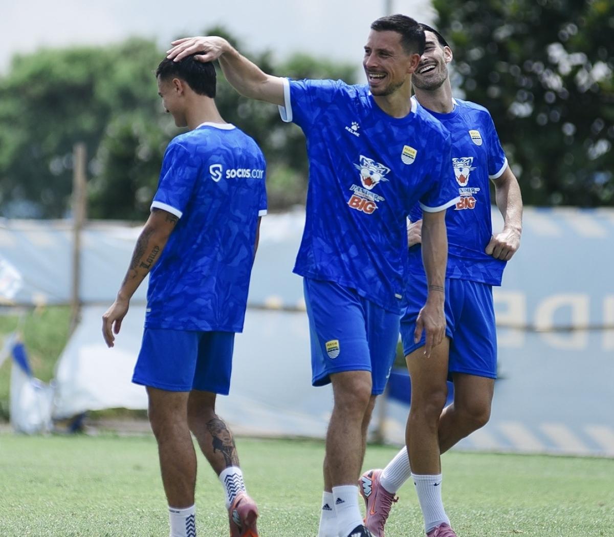 Thom Haye bersama skuad Persib. Foto : Ist