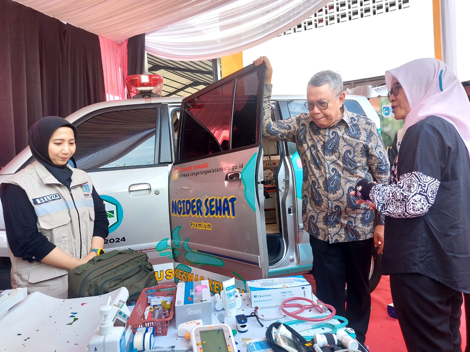 Wali Kota Tangsel, Benyamin Davnie saat mengecek kesiapan Ngider Sehat Premium dalam momen peringatan HKN di Pondok Tangsel, Kamis (27/11)