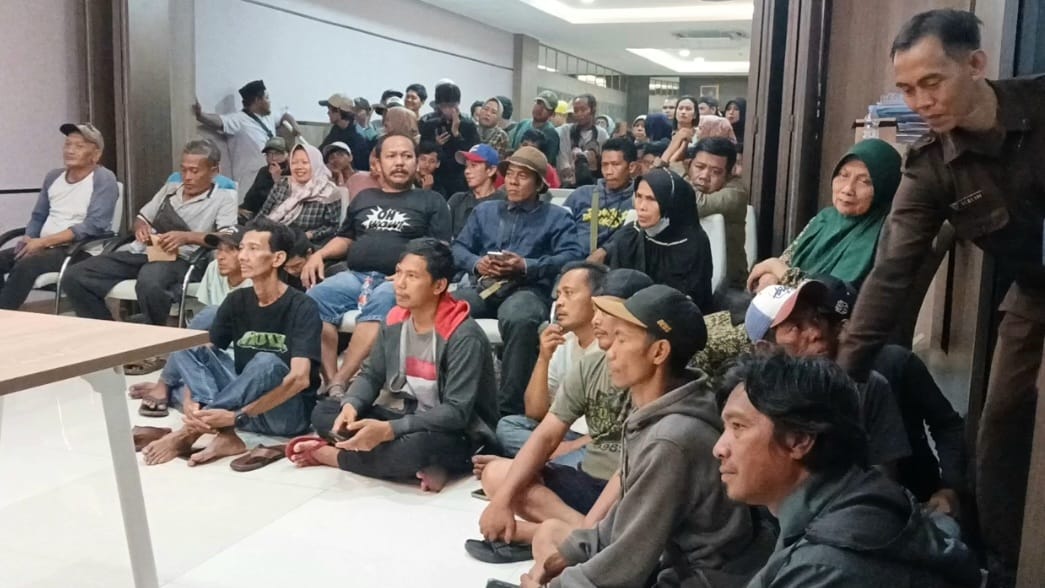 Komisi II DPRD Kota Tangsel gelar Rapat Dengar Pendapat (RDP) dengan pedagang Pasar Serpong, kemarin.