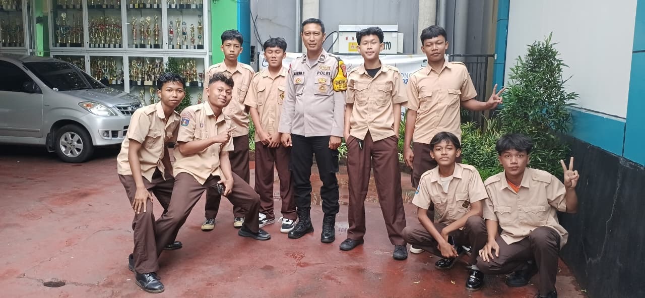 Bhabinkamtibmas Kelurahan Pondok Jagung Aipda M. Imam Sobari bersama sejumlah siswa SMK Pustek, Serpong Utara, Kamis (20/11)