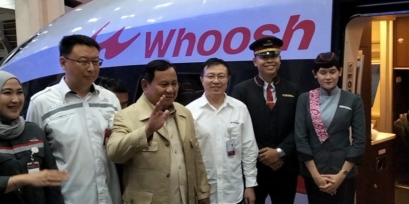 Presiden Prabowo naik Whoosh ketika akan melakukan kunjungan kerja di Bandung.