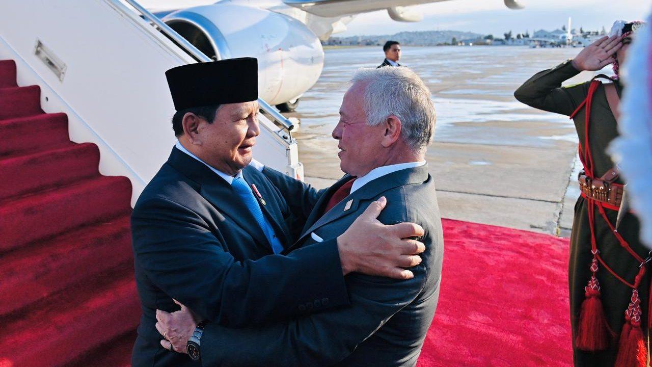 Presiden Prabowo saat mejemput Raja Jordania Abdullah II bin Al-Hussein. Foto : Ist