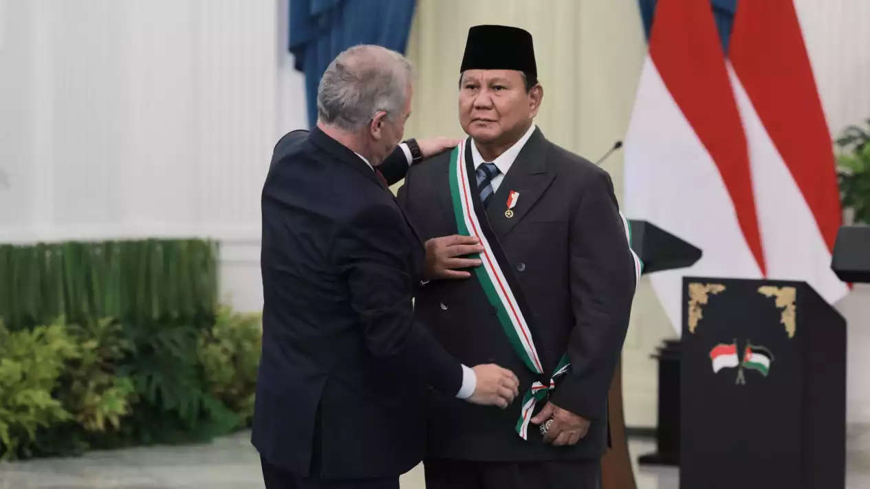Presiden Prabowo menerima penghargaan dari Raja Jordania Raja Abdullah II ibn Al Hussein. Foto : Ist