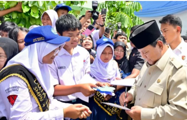Presiden Prabowo saat menginjungi SMPN 4 Bekasi. Foto : Ist