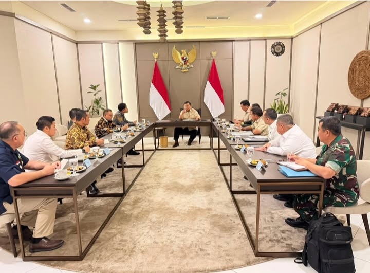 Presiden Prabowo saat memimpin Rapat Terbatas di Halim sebelum bertolak ke Australia. Foto : Ist
