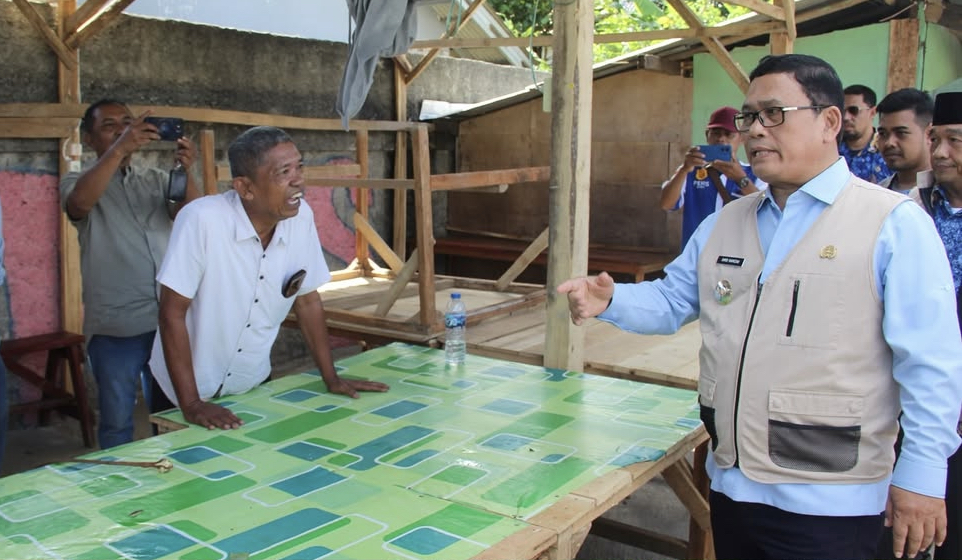Wabup Lebak, Amir Hamzah sedang berdialog dengan PKL saat direlokasi ke Pasar Semi Rangkasbitung, Senin (17/11).
