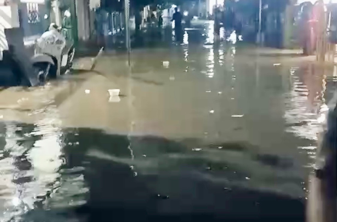 Kondisi ratusan rumah warga Kampung Jongor, Desa Sidamukti, Kecamatan Sukaresmi, terendam air laut dalam bencana banjir rob, Kamis (6/11), sekitar pukul 18.30 WIB. Foto : Ist